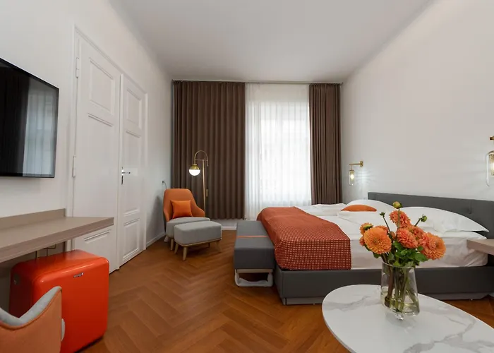Elias Hotel *