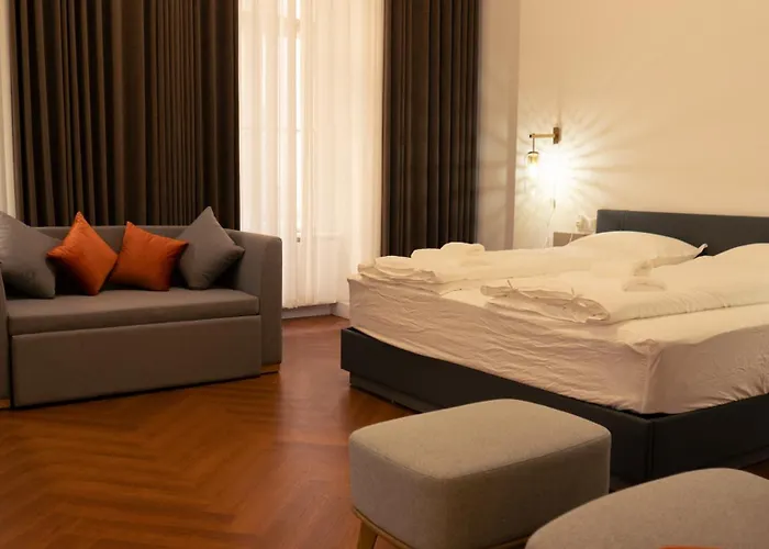 Elias Hotel *